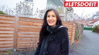 Мужик в очках склеил худую брюнетку на улице и оттрахал её в коттедже