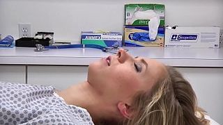 Похотливый терапевт трахнул спящую пациентку при осмотре