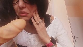 Парень шантажом заставил худую мамашу сосать дилдо и мастурбировать на камеру