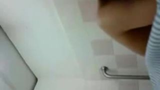 Молоденькая азиатка в ванной на унитазе тихонько попрыгала на хуе своего парня